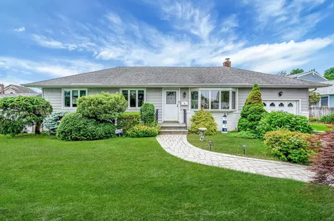 4 Firtree Ln, Huntington Station, NY 11746