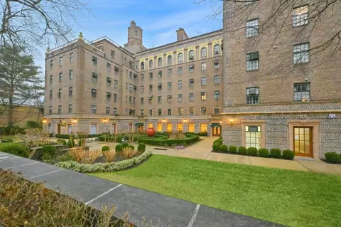 160 Middle Neck Rd #4L, North Hempstead, NY 11021
