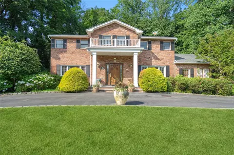 180 Peach Dr, North Hempstead, NY 11576