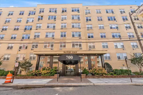 700 Shore Rd #5EE, Long Beach, NY 11561