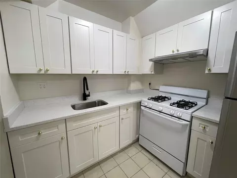4260 Colden St #4B, New York, NY 11355