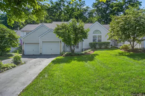 42 Prestwick Ct, Poughkeepsie, NY 12603
