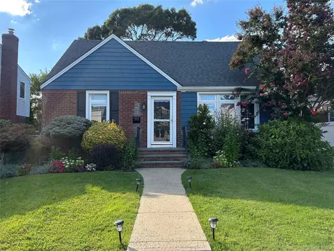 422 Saint Agnes Pl, Franklin Square, NY 11010