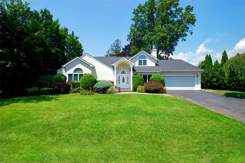 3 Candy Ln, North Hempstead, NY 11577