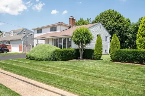 2703 Bayview Ave, Merrick, NY 11566