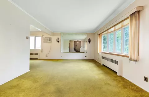 593 Maude St, Hempstead, NY 11550
