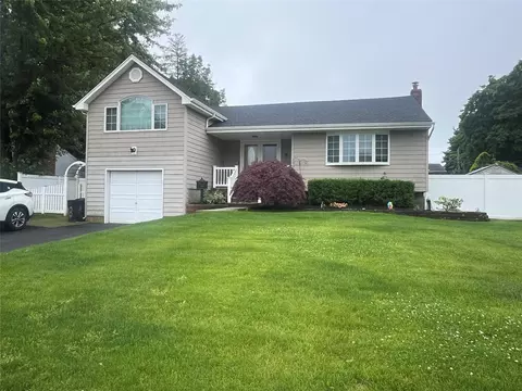 8 Primrose Ln, Kings Park, NY 11754