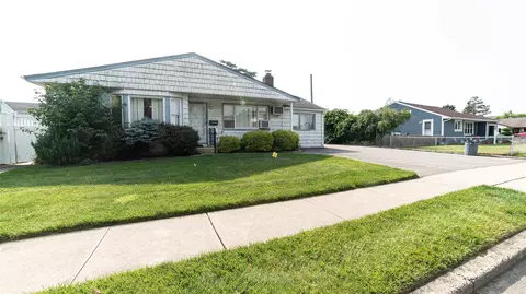 14 Lois Ln, Farmingdale, NY 11735