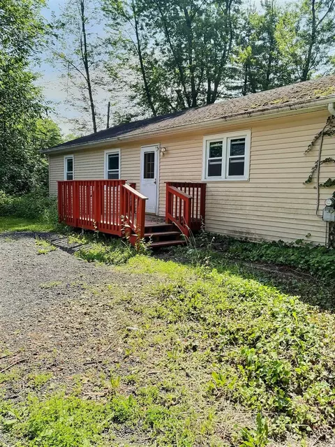 8 Apple Ln, Wappinger, NY 12590