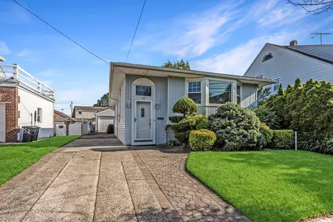 46 Pine St, Oceanside, NY 11572