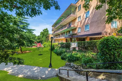 30 Barstow Rd N #3C, North Hempstead, NY 11021