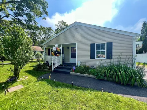 142 Daisy Dr, Mastic Beach, NY 11951