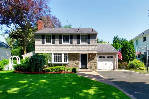 5 Winthrop Rd, North Hempstead, NY 11050
