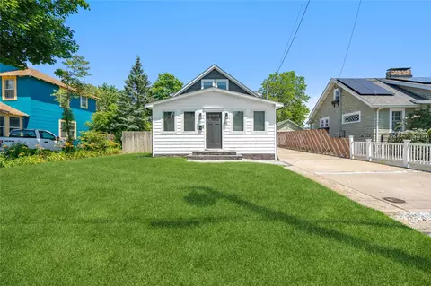 55 Cleveland St, Patchogue, NY 11772 photo 1