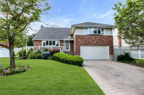 952 Wenwood Dr, North Bellmore, NY 11710