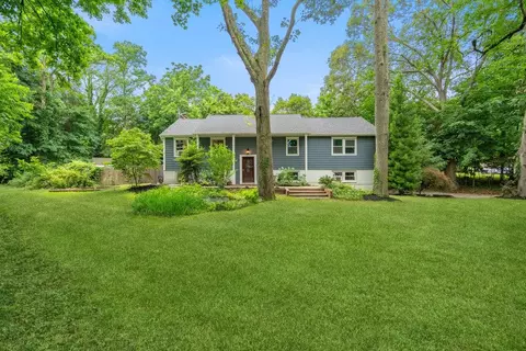 1 Thompson Hill Rd, Saint James, NY 11780