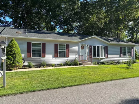 1407 Middle Rd #22, Calverton, NY 11933