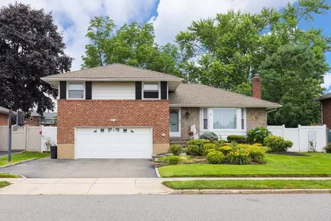 7 Lorraine St, Syosset, NY 11791