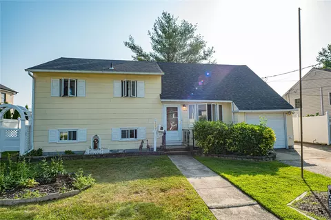 1037 N Niagara Ave, Lindenhurst, NY 11757