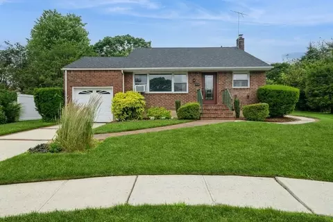 6 Robert Ct, Bethpage, NY 11714
