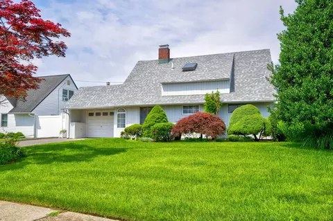 6 Wafer Ln, Wantagh, NY 11793