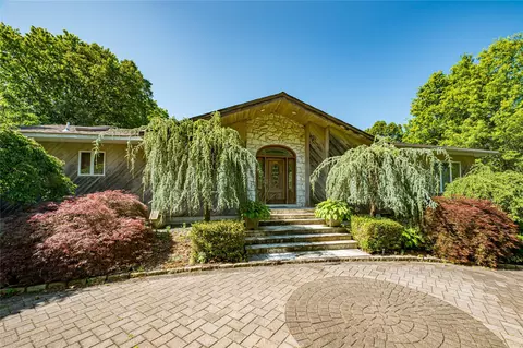 22 Penn Dr, Dix Hills, NY 11746