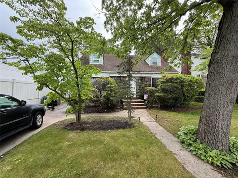 15 Astor Pl, Valley Stream, NY 11581