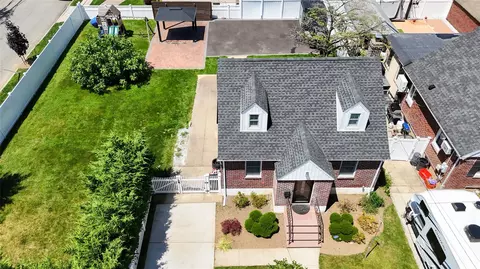 84 Scherer Blvd, Franklin Square, NY 11010