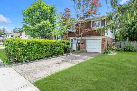 17 Edna Dr, Syosset, NY 11791