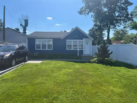 19 9th Ave, Huntington Station, NY 11746