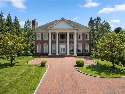 12 Patri Ct, Dix Hills, NY 11746