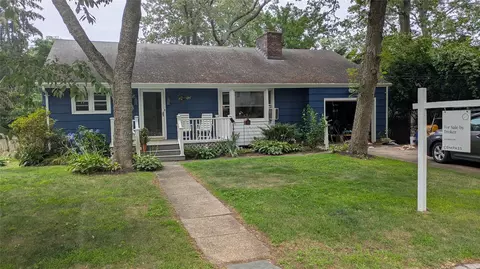 9 North Ct, Bayville, NY 11709