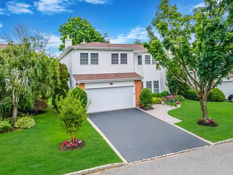 28 Hamlet Dr, Commack, NY 11725