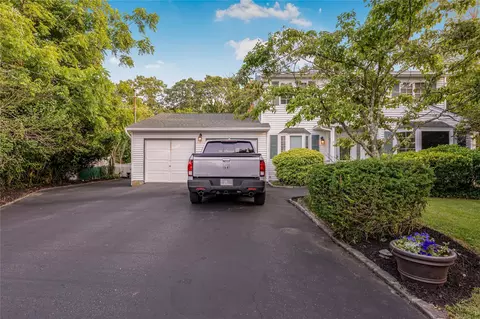 870 Karshick St, Bohemia, NY 11716