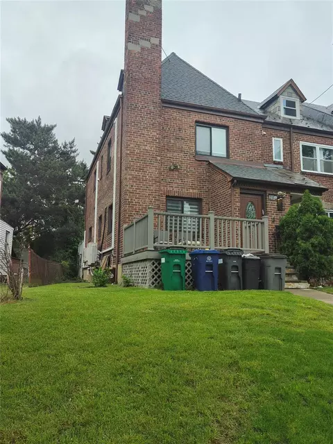 137-49 75th Rd, Flushing, NY 11367