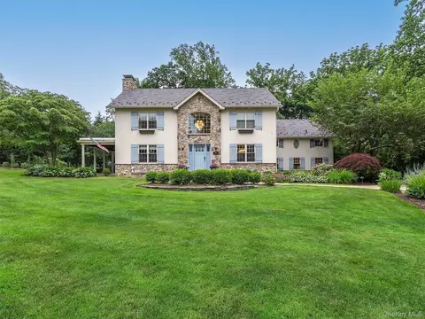 184 Circle Dr, North Hempstead, NY 11030