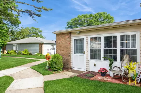 423 Woodbridge Dr #A, Ridge, NY 11961