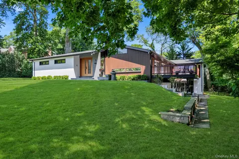 3 Horseshoe Ln, North Hempstead, NY 11020
