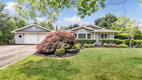 12 Hasting Dr, Stony Brook, NY 11790