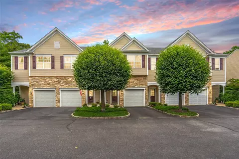 28 Virginia Pine Ln, Bay Shore, NY 11706