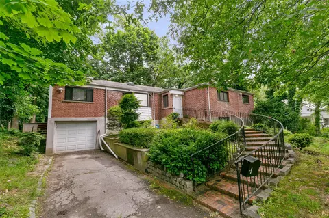 5 Bellingham Ln, North Hempstead, NY 11023