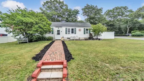 27 Lidge Dr, Farmingville, NY 11738