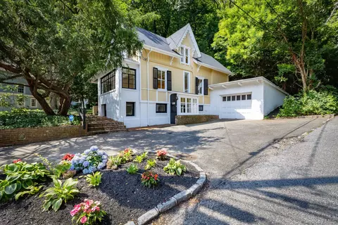 122 Main St, North Hempstead, NY 11576