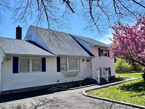 1070 Spur Dr S, Bay Shore, NY 11706
