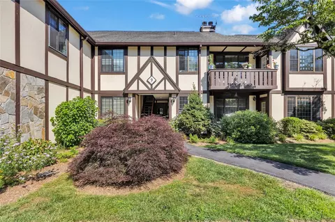9 Foxwood Dr #4, Mount Pleasant, NY 10570