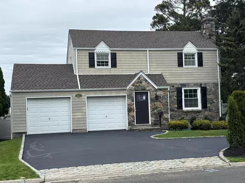 666 S Wellwood Ave, Lindenhurst, NY 11757