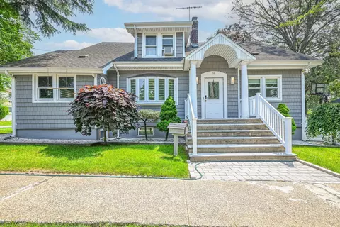 36 W Saint Marks Pl, Valley Stream, NY 11580