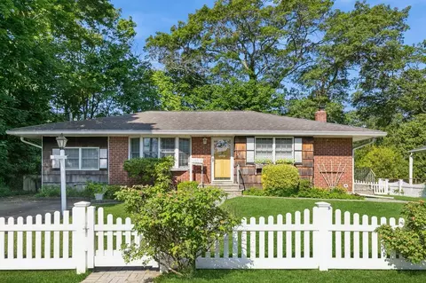 240 W 12th St, Deer Park, NY 11729