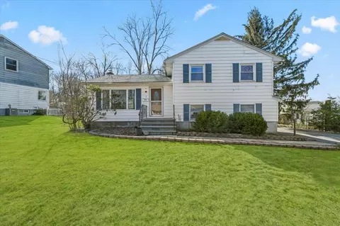 2 Knox Dr, New Windsor, NY 12553