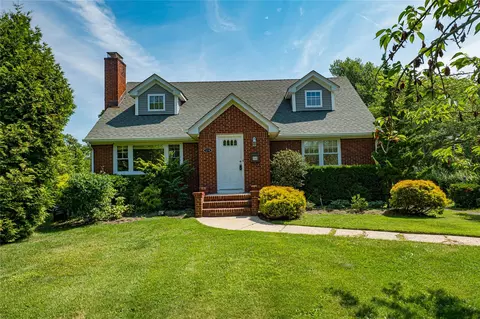 174 S Windsor Ave, Brightwaters, NY 11718